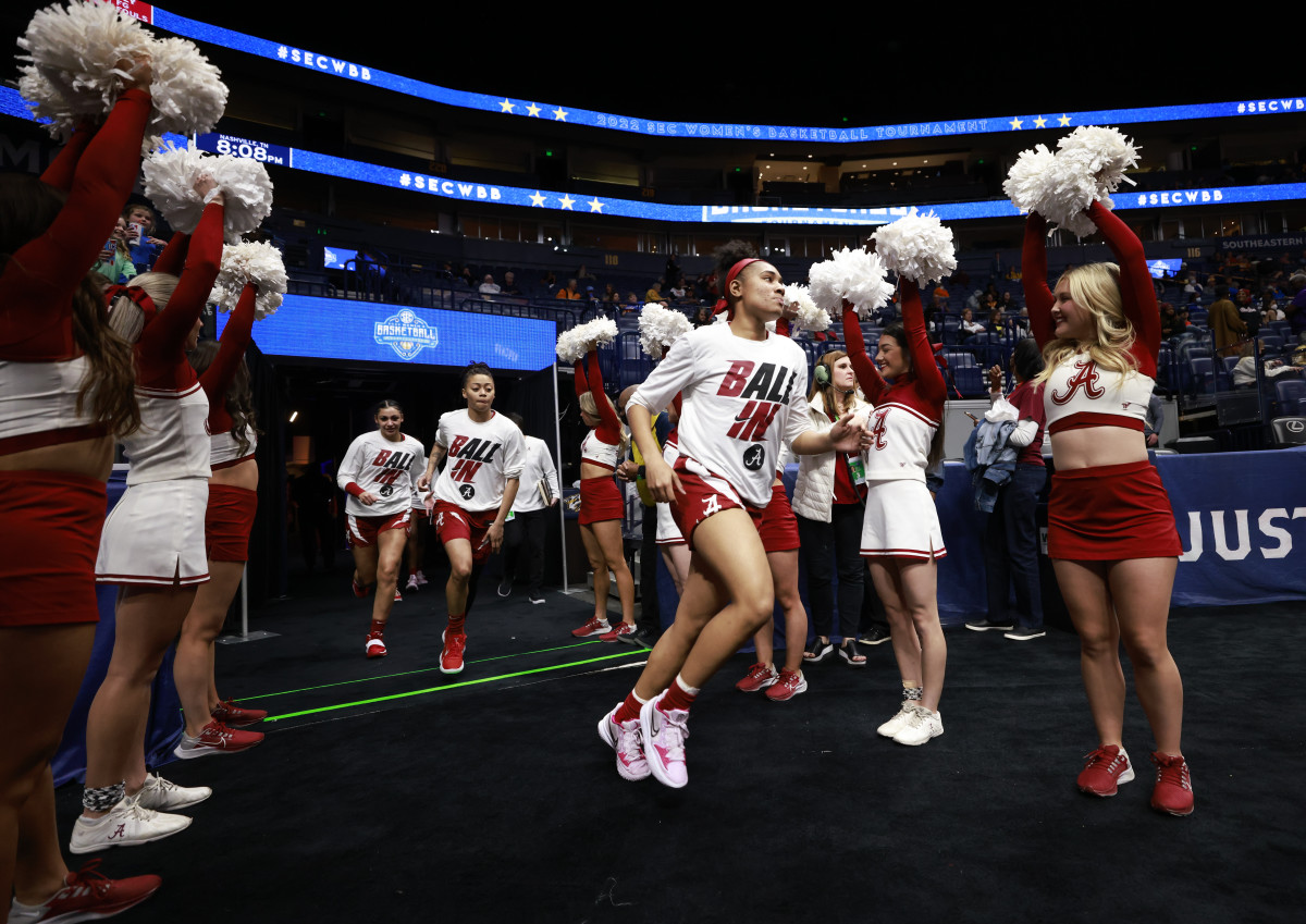 030322_WBB_AbramsMe_Cheer_Georgia_RC1610